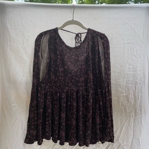 Cute American Eagle shirt, very flowy and has suits in the sleeves